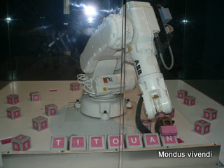 robot plçant les lettres du prénom